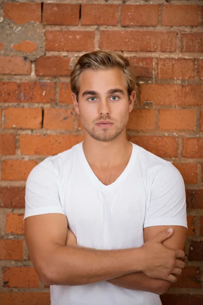 Man in front of brick wall — Stock Photo, Image