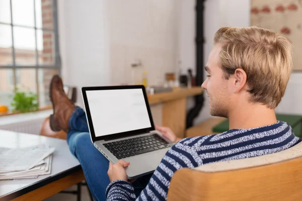 Jonge man kijkend naar laptop scherm — Stockfoto