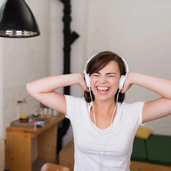 Laughting vrouw luisteren naar muziek — Stockfoto