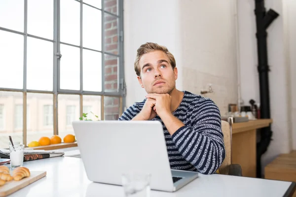 Doordachte man aan het werk op laptop — Stockfoto