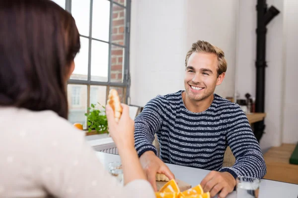 Paar ontbijten en praten — Stockfoto