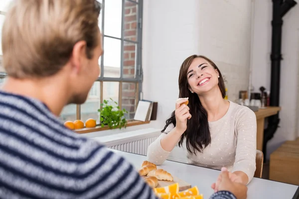 Paar ontbijten en praten — Stockfoto