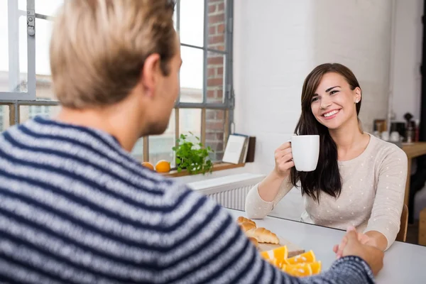 Casal tomando café da manhã e conversando — Fotografia de Stock