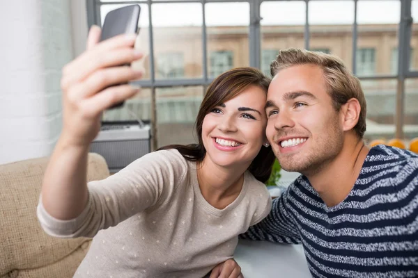 カップルの携帯電話で selfie になります — ストック写真