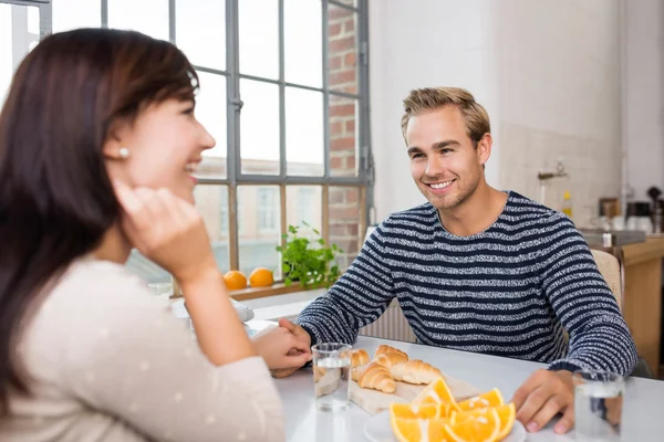 Couple having breakfast and talking — Stock Photo, Image