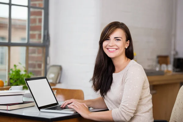 Mulher aprende em casa no laptop — Fotografia de Stock