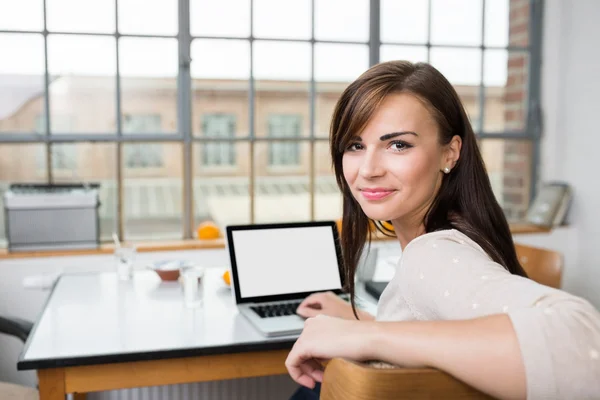 Vrouw in haar appartement Terugkijkend — Stockfoto