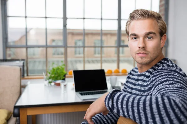 Man zit thuis in keuken — Stockfoto