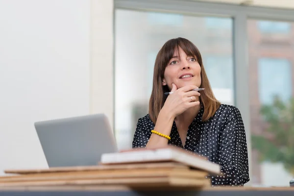 Mujer de negocios reflexiva — Foto de Stock