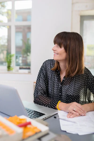 Smiling businesswoman watching colleague — Stock Photo, Image