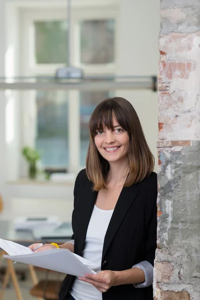 Vriendelijke zakenvrouw glimlachen op camera — Stockfoto