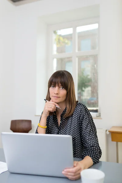 Medelålders entreprenör med Laptop — Stockfoto