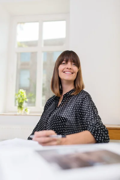 Mujer de la Edad Media escribiendo sobre papel —  Fotos de Stock