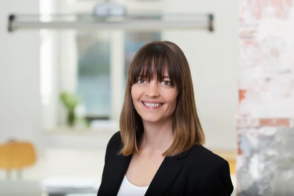 Middelbare leeftijd vrouw in zwarte jas — Stockfoto