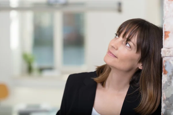 Serious Businesswoman inclinada cabeza en la pared —  Fotos de Stock