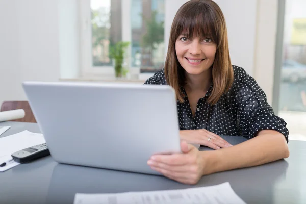 Aantrekkelijke zakenvrouw die op laptop werkt — Stockfoto