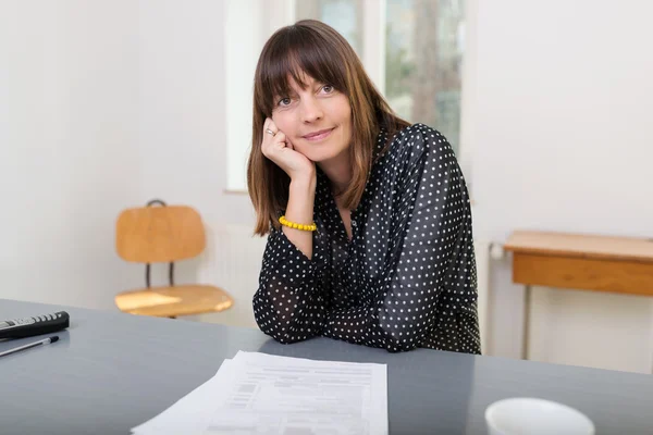 Femme d'affaires réfléchie au bureau — Photo