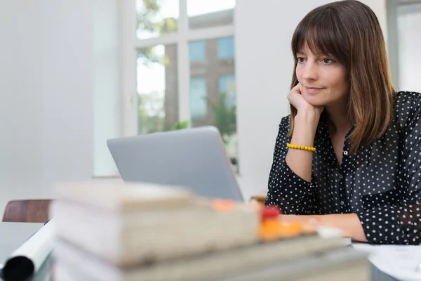 Junge Frau arbeitet im Büro — Stockfoto