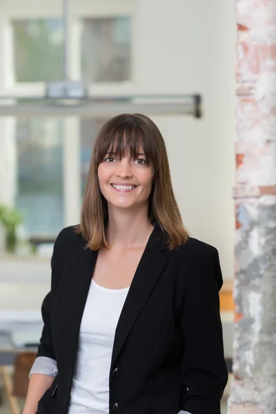 Femme d'affaires souriante debout à l'intérieur — Photo