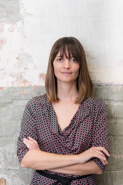 Confident woman with folded arms — Stock Photo, Image