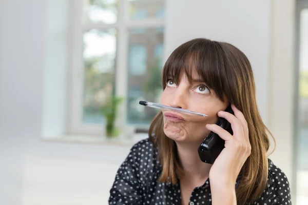 Скептическая деловая женщина разговаривает по телефону — стоковое фото