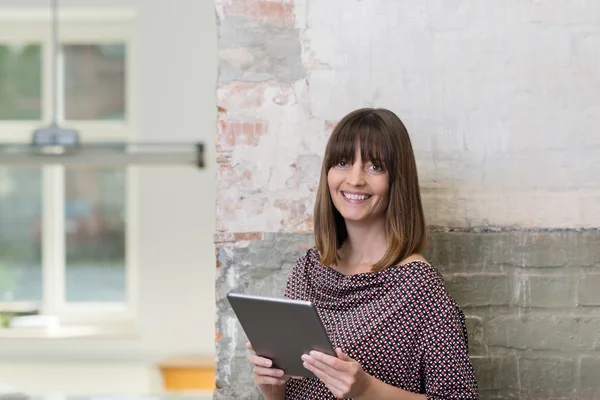 Mujer sonriente sosteniendo mesa-pc —  Fotos de Stock