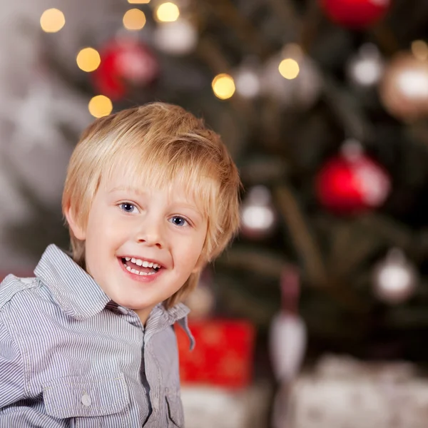 Vacker liten pojke vid jul — Stockfoto