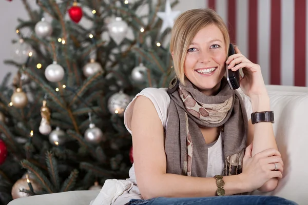 Mujer frente al árbol de Navidad — Foto de Stock