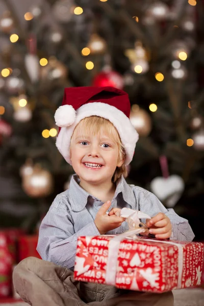 Jongen openen een Xmas gift — Stockfoto