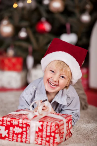 Verspielter kleiner Junge mit Weihnachtsmütze — Stockfoto