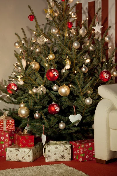 Árbol de Navidad familiar con regalos — Foto de Stock