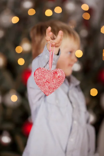 Jongen bedrijf hart decoratie van Kerstmis — Stockfoto