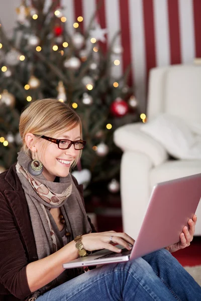 Γυναίκα με φορητό υπολογιστή για τα Χριστούγεννα — Φωτογραφία Αρχείου