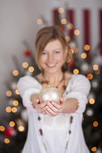 Mujer presentando decoración navideña — Foto de Stock