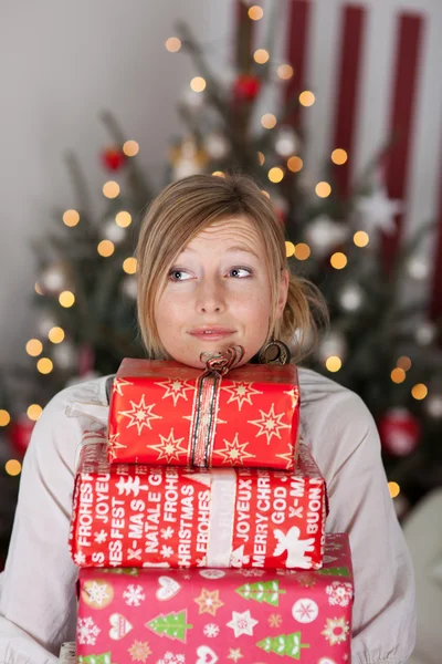 Frau mit vielen Geschenken — Stockfoto