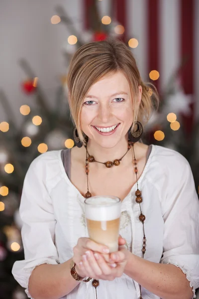 Γυναίκα που κρατά ποτήρι latte macchiato — Φωτογραφία Αρχείου
