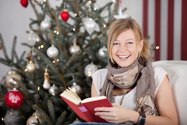 Frau liest zu Weihnachten ein Buch — Stockfoto