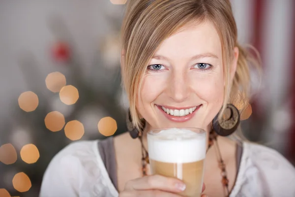 Kobieta z szklanka latte macchiato — Zdjęcie stockowe