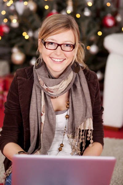 Frau mit Laptop — Stockfoto