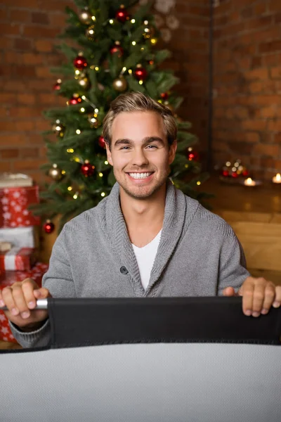 Man in front of Christmas tree — Stock Photo, Image