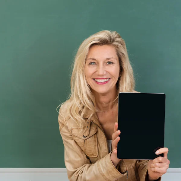 Livlig lärare visar tom tablet — Stockfoto