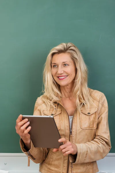 Nachdenklicher Lehrer hält Tablet in der Hand — Stockfoto