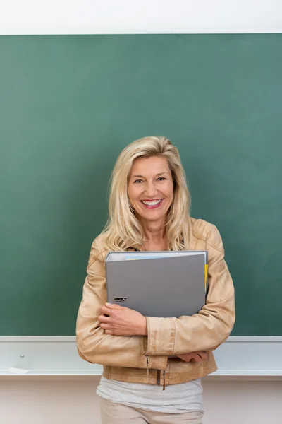 Sorridente insegnante tenendo grande legante — Foto Stock