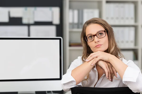 Menina de escritório em sua mesa de trabalho com computador — Fotografia de Stock