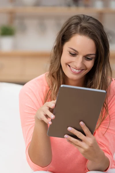 Женщина читает свой планшетный компьютер — стоковое фото