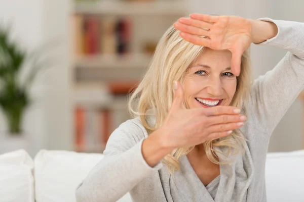 Счастливая женщина делает рамку жест — стоковое фото