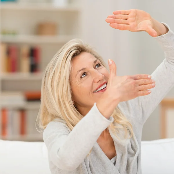 Frau mittleren Alters visualisiert eine Idee — Stockfoto