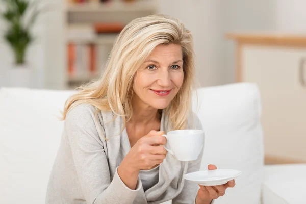 Mulher relaxante com xícara de café — Fotografia de Stock