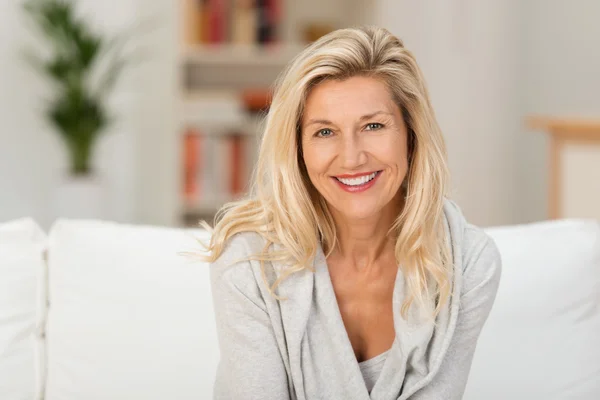 Middle-aged woman with beaming smile — Stock Photo, Image