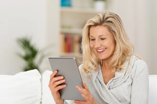 Frau liest Nachricht auf ihrem Tablet — Stockfoto